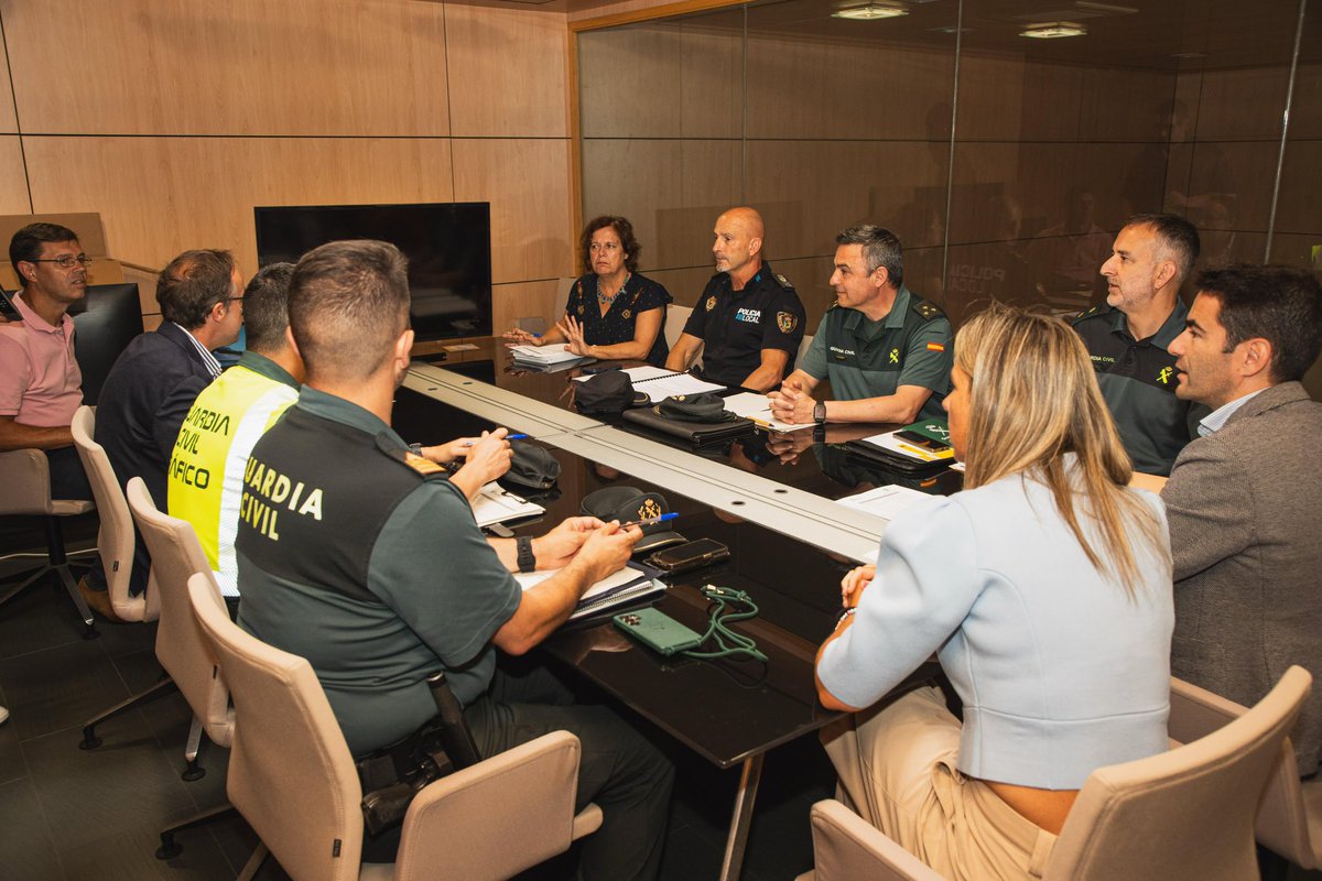 pedro_casares's tweet photo. Hoy, Junta de Seguridad Local en #Noja con la alcaldesa Mireia Maza.
Los delitos han descendido ya un 29% en el municipio en los primeros cinco meses de 2026.
Seguimos trabajando, junto a los ayuntamientos, para que #Cantabria sea uno de los lugares más seguros del mundo. https://t.co/SFR9krABGn