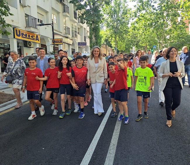IndeGranada's tweet photo. 'Bienvenida, Mrs. Carazo'

La alcaldesa protagoniza el acto de inauguración de Cervantes como si de un 'remake' de una película de Berlanga se tratara, con banda de música tocando pasodobles y numeroso público, incluido escolares de dos colegios
👇👇👇
https://t.co/PZt4QtlFCh https://t.co/vfa2ToSVi1