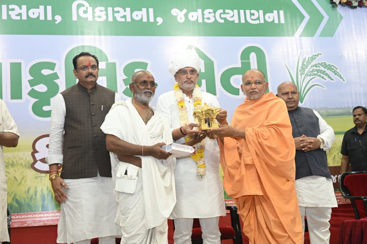 iJagdishBJP's tweet photo. વિશ્વના સૌથી લોકપ્રિય નેતા અને આપણા યશસ્વી પ્રધાનમંત્રી શ્રી @narendramodi સાહેબે દેશના પ્રધાનમંત્રી તરીકે સેવા અને સુશાસનના સફળ 12 વર્ષ પૂર્ણ કર્યા છે, જે પ્રત્યેક ગુજરાતવાસી માટે અત્યંત ગૌરવની ક્ષણ છે.

આ અવસરે આજે ગોંડલ મુકામે પ્રદેશ કિસાન મોરચા દ્વારા આયોજિત 'પ્રાકૃતિક ખેતી કાર્યશાળા'માં ઉપસ્થિત રહી ખેડૂત મિત્રો સાથે સંવાદ કર્યો. 

ગાય આધારિત પ્રાકૃતિક ખેતી એ જ આજના સમયની માંગ છે. ધરતી માતાની ફળદ્રુપતા બચાવવા અને લોકોને ઝેરમુક્ત અન્ન પૂરું પાડવાના સંકલ્પ સાથે સૌ ખેડૂત મિત્રોને પ્રાકૃતિક ખેતી તરફ વળવા અપીલ કરી.

#12YearsOfSeva