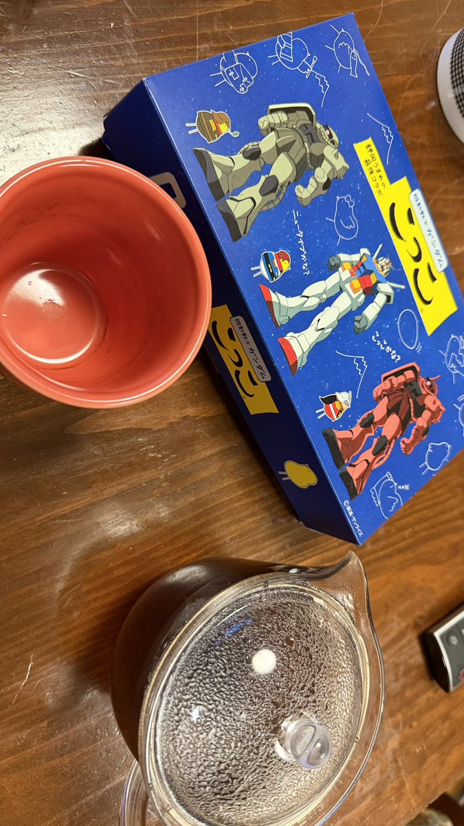 Aska1ndo's tweet photo. いただいたガンダムこっこを食べる。
シール入ってた！
一袋2個入り。 https://t.co/bBrBVWuLP9