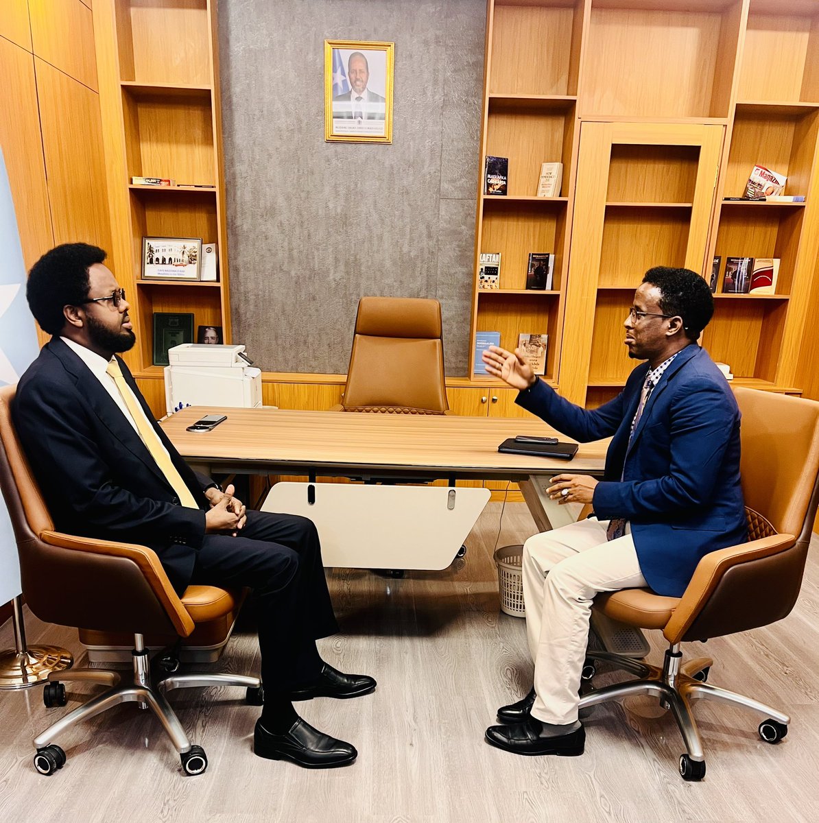 JegAdan's tweet photo. Waxaan saaka booqasho ugu tagay Agaasime Kuxigeenka Guud ee Madaxtooyada JFS,@ZakariyeYousuf Waxaan iska wareysanay xaaladda Guud ee dalka iyo arrimaha horutabinta leh, madaama uu xafiiska muhiim u yahay dadaaladda dowlad dhiska Soomaaliya iyo taabagalinta ajendayaasha muhimka ah https://t.co/5H9sdUWFul