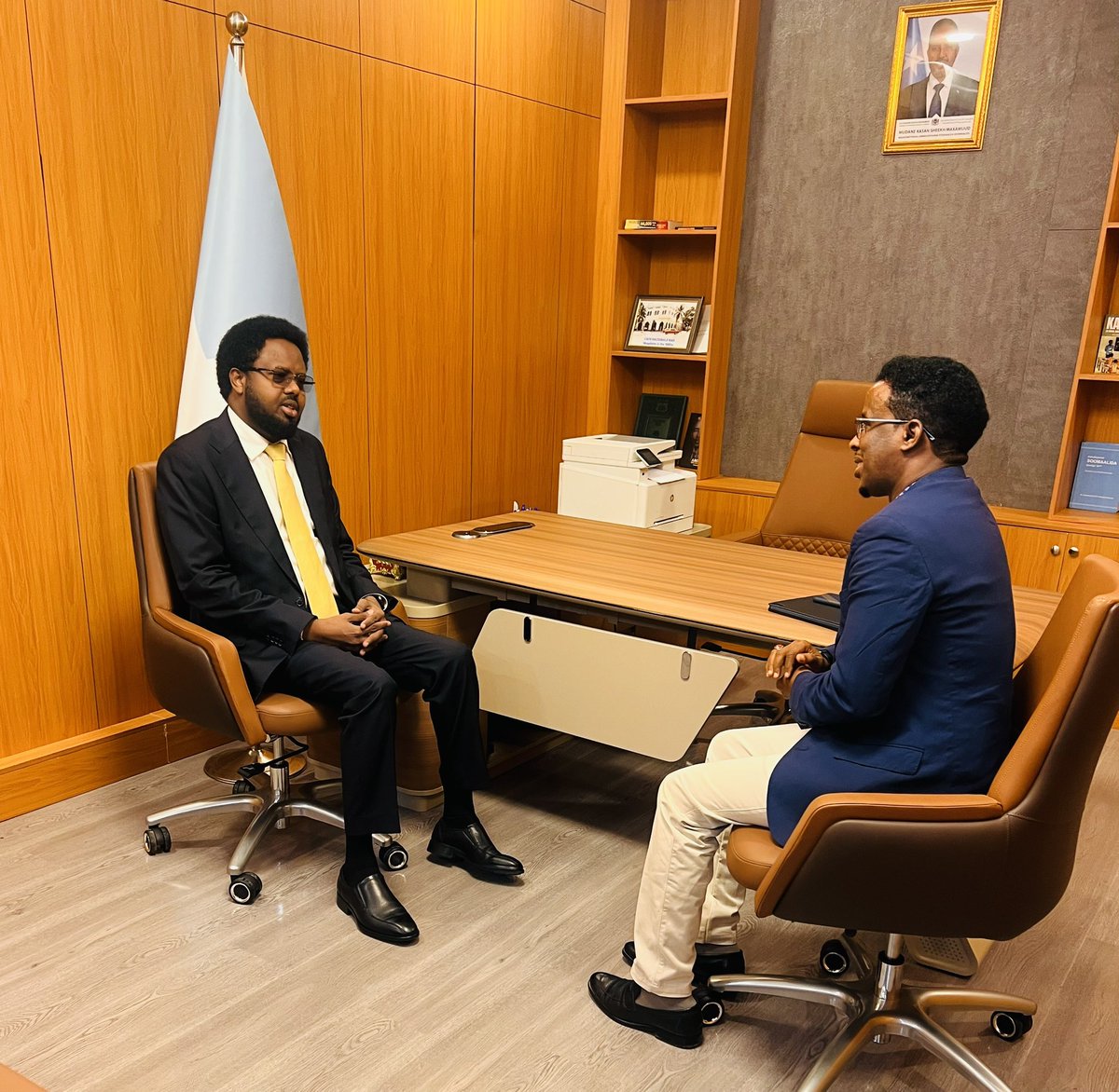 JegAdan's tweet photo. Waxaan saaka booqasho ugu tagay Agaasime Kuxigeenka Guud ee Madaxtooyada JFS,@ZakariyeYousuf Waxaan iska wareysanay xaaladda Guud ee dalka iyo arrimaha horutabinta leh, madaama uu xafiiska muhiim u yahay dadaaladda dowlad dhiska Soomaaliya iyo taabagalinta ajendayaasha muhimka ah https://t.co/5H9sdUWFul