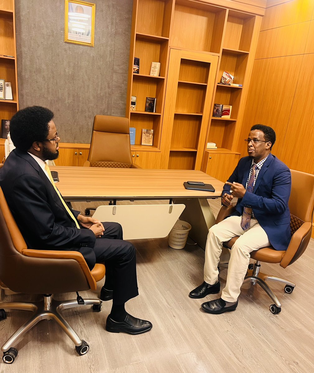 JegAdan's tweet photo. Waxaan saaka booqasho ugu tagay Agaasime Kuxigeenka Guud ee Madaxtooyada JFS,@ZakariyeYousuf Waxaan iska wareysanay xaaladda Guud ee dalka iyo arrimaha horutabinta leh, madaama uu xafiiska muhiim u yahay dadaaladda dowlad dhiska Soomaaliya iyo taabagalinta ajendayaasha muhimka ah https://t.co/5H9sdUWFul