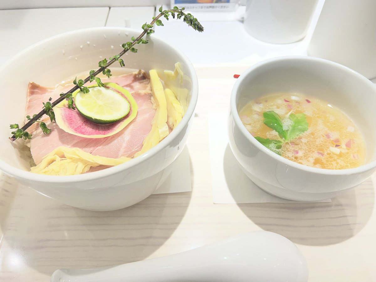 kouta_emo's tweet photo. 虎白@新宿
塩の昆布水つけ麺。昆布水に浸かった麺のとろみと塩のつけ汁が絶妙。これは量を食べれてしまうやつ。美味でした。
#ラーメン
#つけ麺
#新宿 https://t.co/tiPNDVWEx8