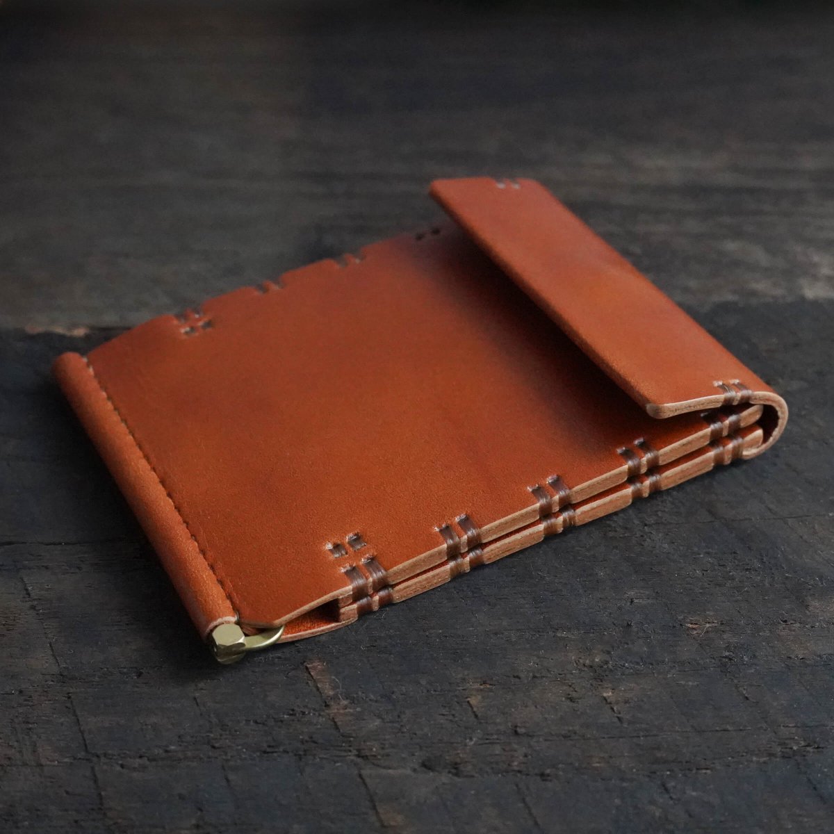 loreandneedles's tweet photo. 【オーダーメイド】蓋付き札ばさみ 牛革柿渋染

https://t.co/ATdAMNT3Kw

*オーダーメイドでの制作いたしております。お気軽にお問い合わせください。
https://t.co/pK4fukX35L

#マネークリップ #革財布 #柿渋染め #オーダーメイド #手仕事のある暮らし https://t.co/uhB5cubSzt