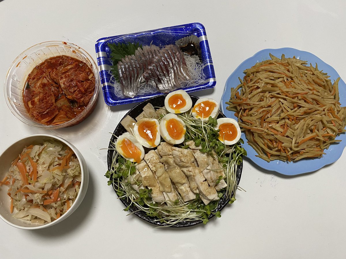 Keeeeey's tweet photo. 蒸し鶏、じゃがいものきんぴら🤤
暑いからシンプルご飯🍚
地元のキムチ屋さんのキムチが日本一気に入ってる😊鯵のお刺身👍 https://t.co/Ae1Dzmo1iy