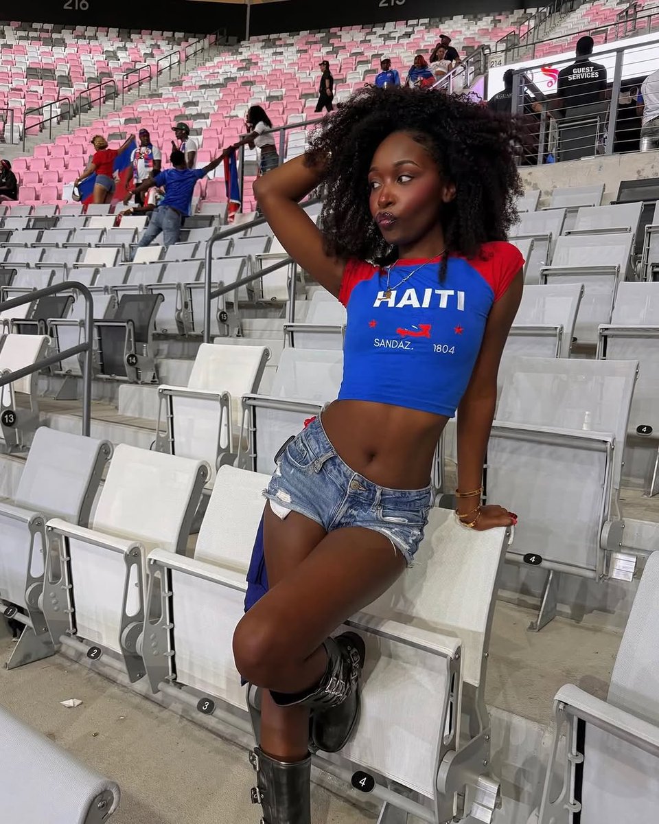sandprodz's tweet photo. Les Haïtiennes portent la beauté avec une simplicité qui les rend encore plus remarquables. ❤️🇭🇹 https://t.co/LveDcb5LKY