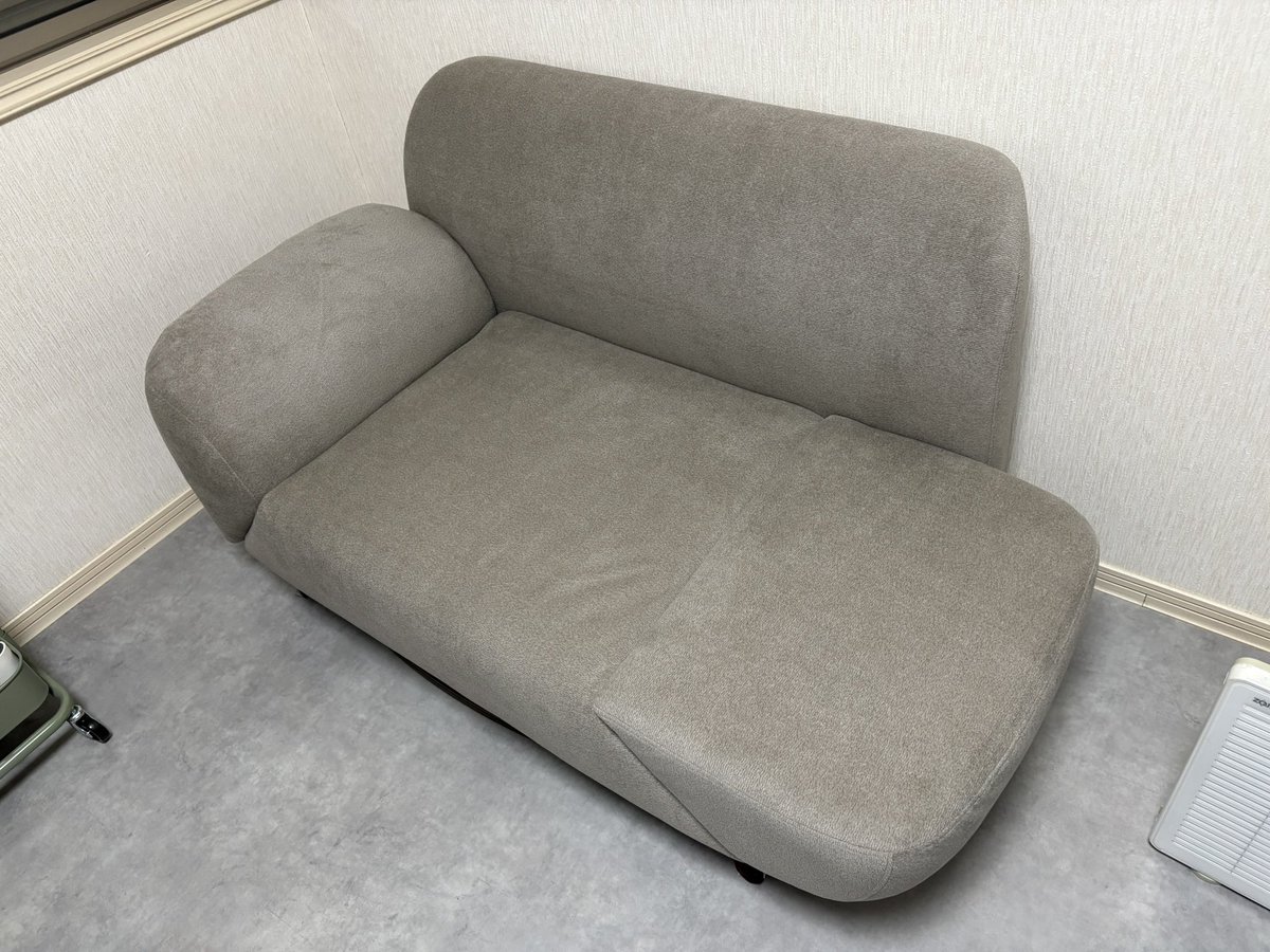 papi_rabbit_p's tweet photo. デカいソファー買って1人で組み立てたら握力逝った
これで部屋で玉蹴りもBDも見れる https://t.co/z5DckABWsb