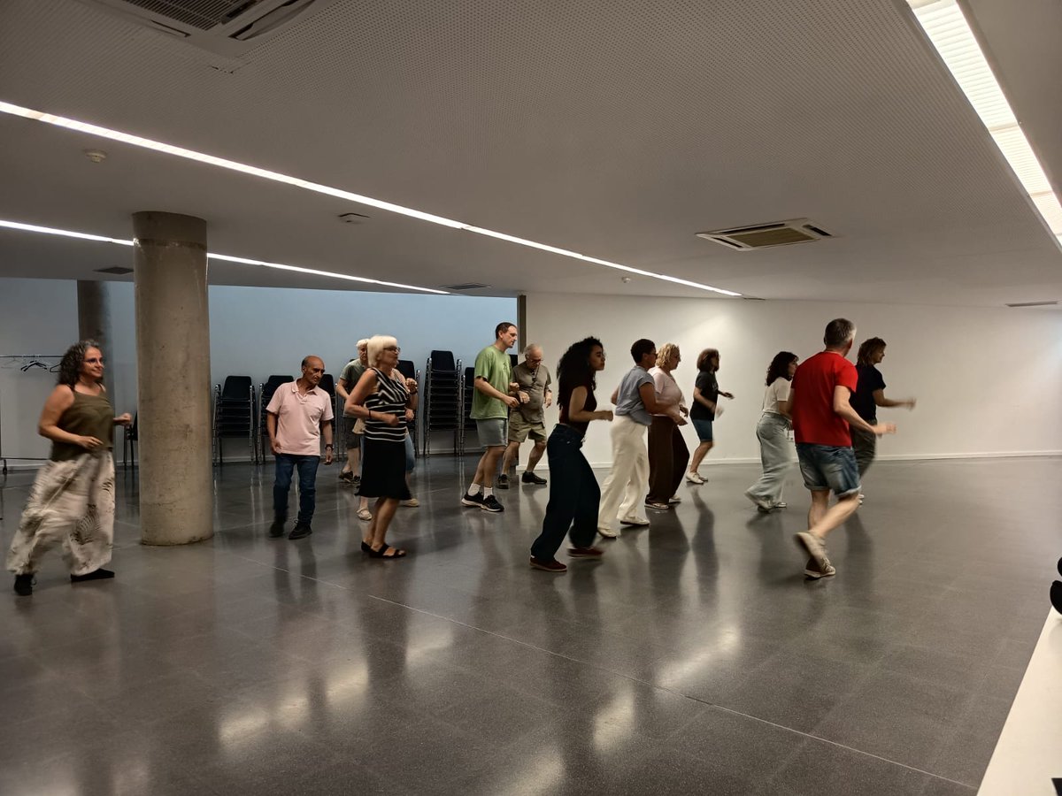 cnldelleida's tweet photo. 🕺Voluntaris i aprenents del VxL dansen a ritme de swing durant el tastet ofert per l'Associació AllSwing Lleida, entitat col·laboradora. Si vols participar en activitats com aquesta, fes-te @vxlcat! 
🛜https://t.co/s4MPd7e60x
☎️ 634 695 892
✍️ vxl.lleida@cpnl.cat https://t.co/JUqOvjFRaU