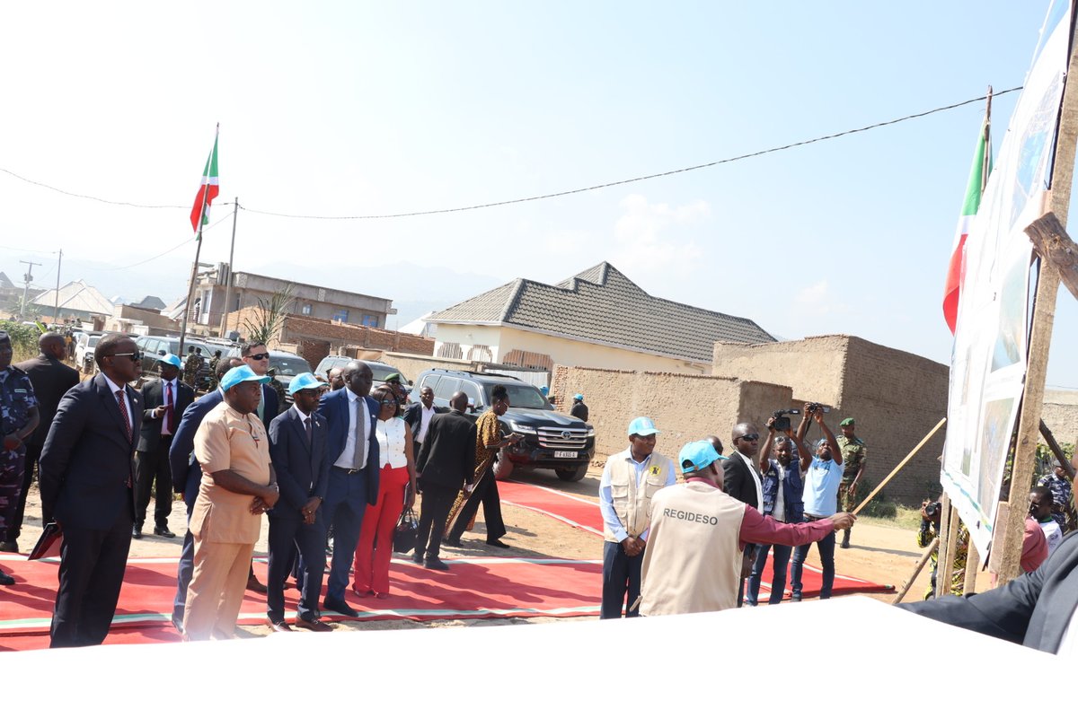 LeRenouveauBdi's tweet photo. Le chef de l'Etat, @GeneralNeva a officiellement lancé, ce mercredi 17 juin 2026, les activités du Projet d'accès à l'eau potable et à l'assainissement (#PAEPA_Amazi_Iwacu) au quartier Nyabugete de la zone #Ruziba en commune #Mugere dans la @Bujaprov2025. https://t.co/eMjDK646c5