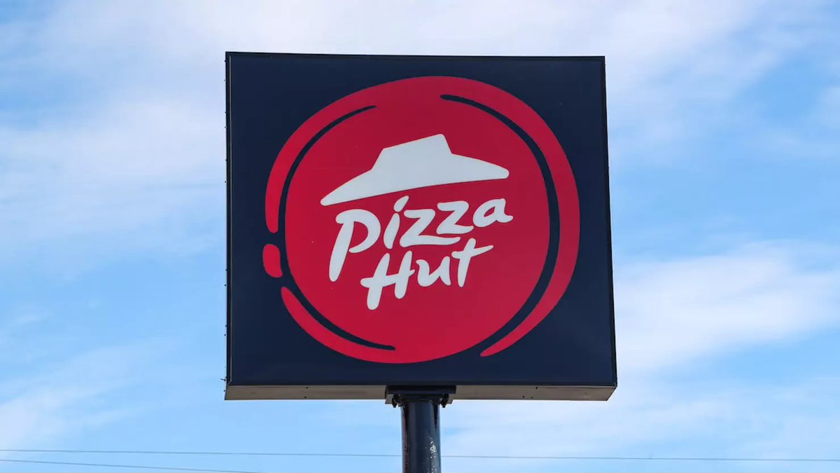 Alexburns1617's tweet photo. We are open at 11:30 till 10pm come on down to you're Pizza Hut locations in London  we got hot deals going off at the hut we have new stuff you gonna try we got Hot Deals Pizzas Melts Wings Pastas Dips Desserts and Drinks go get them while it’s hot come on in or order online https://t.co/fHmEd7j8U0