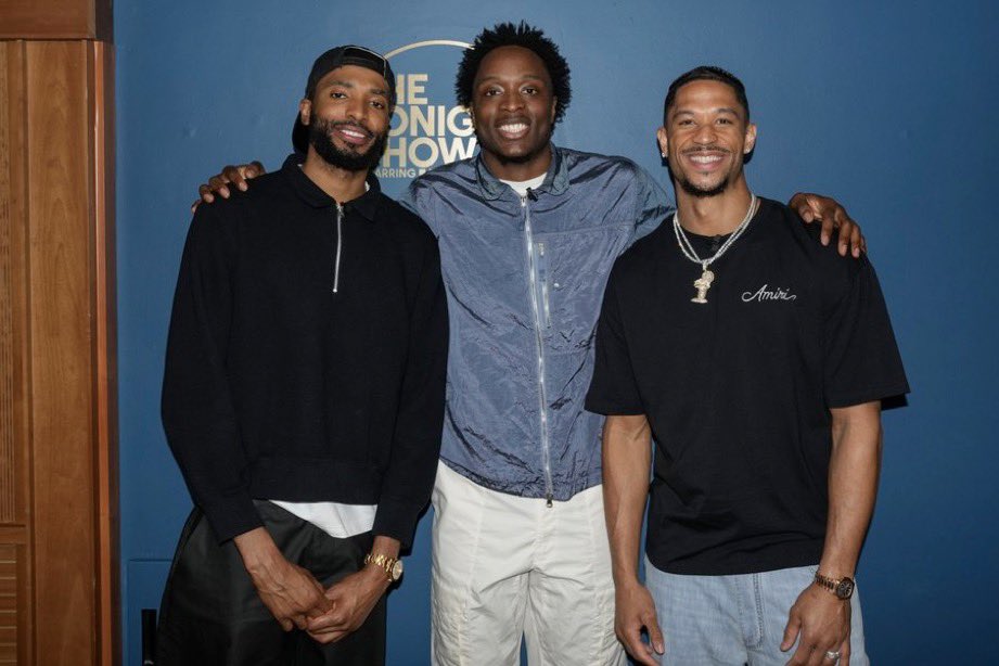 bcapparel's tweet photo. Josh Hart had to get right ahead of the Parade 💎🗽
Last night on The 'Tonight Show' with Jimmy Fallon, the  Knicks pulled up and Josh arrived wearing an iced-out Knicks championship chain, designed by Alex Moss https://t.co/7C6fyvYwRn