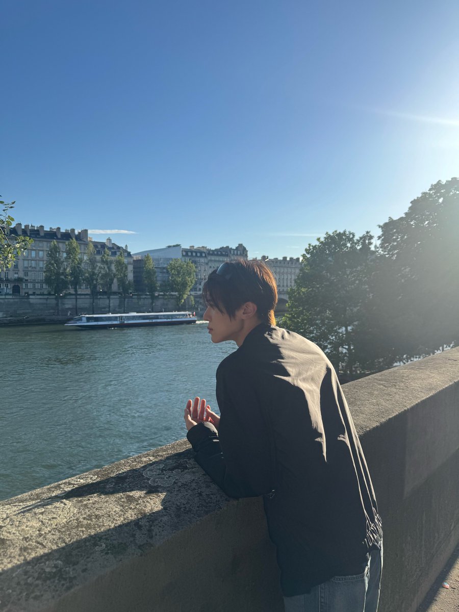 seeonocean_'s tweet photo. sion bbl message🌷💬
— 260617 • 1:31 pm cest

🌷: Princess 
🌷: You’re waiting
🌷: My pict in paris right https://t.co/aQr8i35zCH
