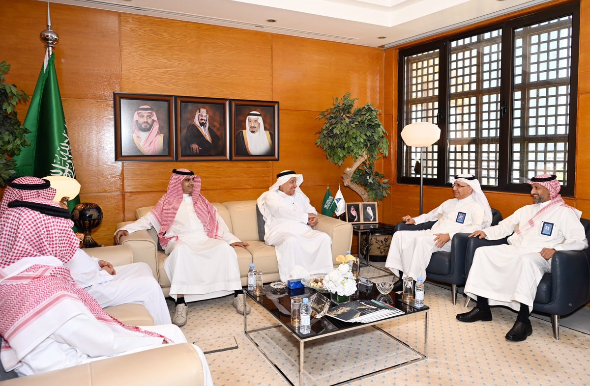 AsharqiaChamber's tweet photo. التقى أمين عام #غرفة_الشرقية عبدالرحمن بن عبدالله الوابل، اليوم الأربعاء، أمين عام مؤسسة جائزة الأميرة صيتة بنت عبدالعزيز للتميز في العمل الاجتماعي، أ.د.فهد بن حمد المغلوث، حيث بحثا أوجه التعاون المشترك بين الغرفة والمؤسسة https://t.co/fRPRcQHbkH