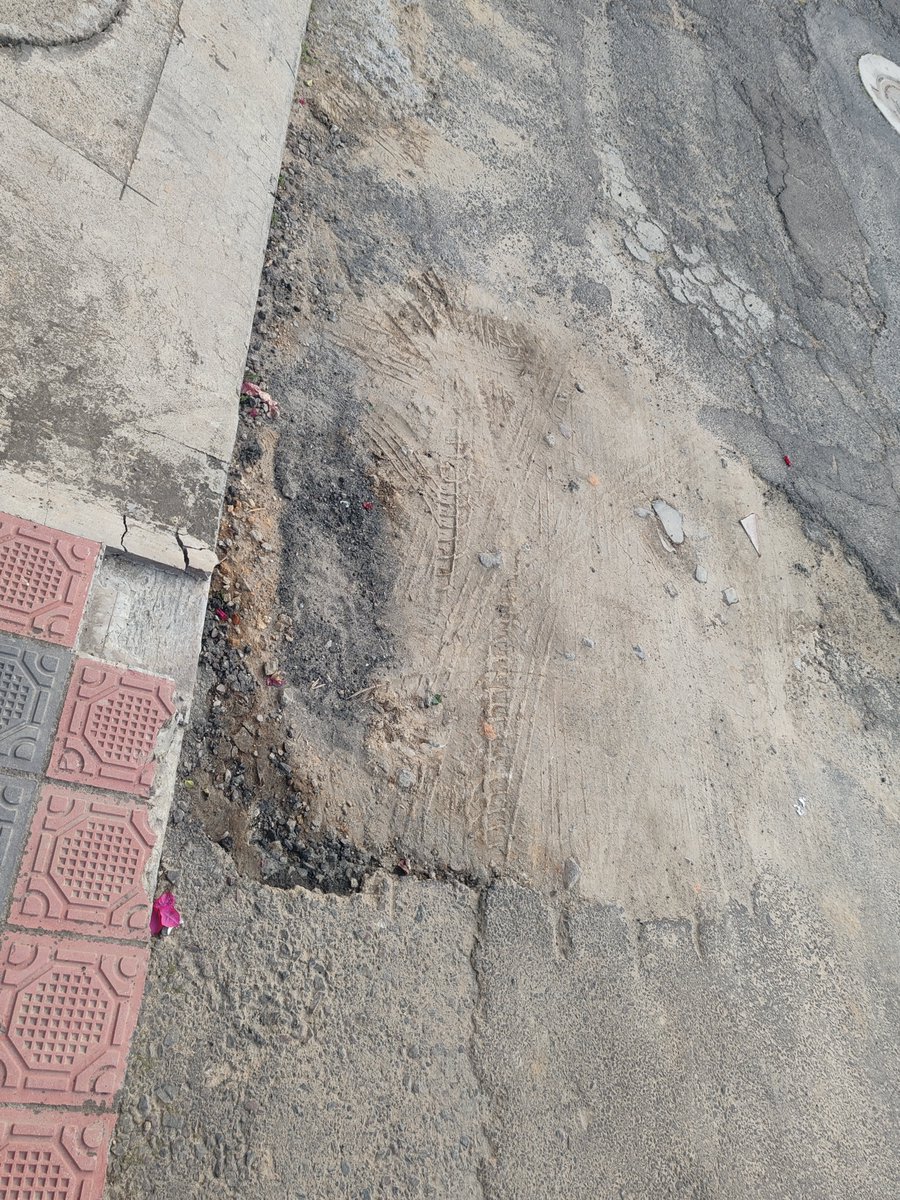 KMUS88's tweet photo. @ObrasQuito @pabelml @zonaeloyalfaro ya más de un mes que vinieron a arreglar una fuga de agua y dejaron cubriendo con tierra, por que no dejan de una vez con asfalto? Cuantos meses hay que esperar para que el arreglo quede bien hecho? https://t.co/fAiB2nN6BA