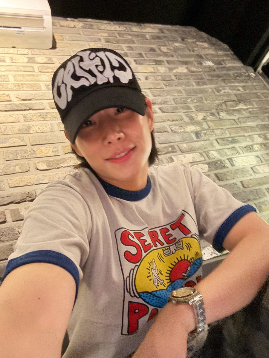 jonbeoblah22305's tweet photo. 모자 쓰고도 안광 달란트 ㅁㅊㄴ https://t.co/Lms5kl9Yxh
