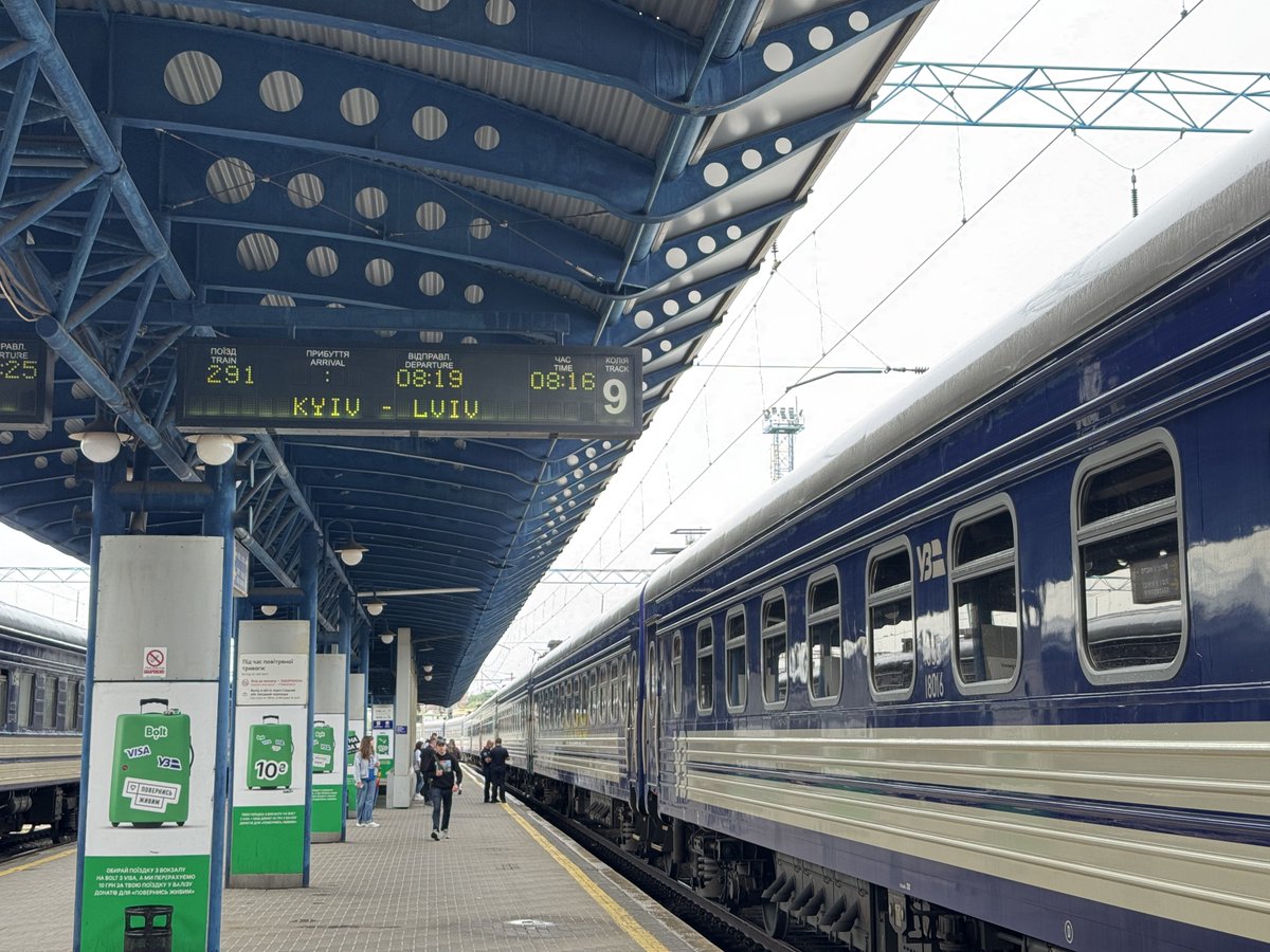 mdvdt_f's tweet photo. Укрзалізниця 291K
Київ-Пасажирський 8:19 -> Львів 15:22

キーウ〜リヴィウ（572km）ノンストップ便
東京〜大阪くらいの距離、ウクライナは高速鉄道がないのでなかなか時間がかかる https://t.co/goS8QlnwP1
