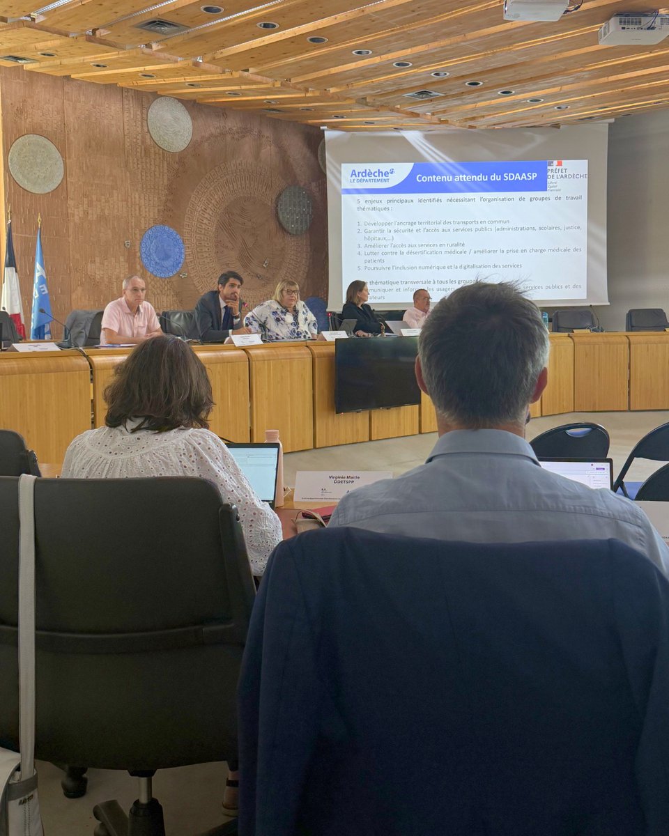 Prefet07's tweet photo. #ServicesPublics #Accessibilité |  Lancement des travaux pour le nouveau schéma départemental d’amélioration de l’accessibilité des services au public

Le directeur de cabinet du préfet, Guillem Gervilla, a co-présidé ce matin le comité de pilotage de lancement du nouveau Schéma départemental d’amélioration de l’accessibilité des services au public (SDAASP) avec Sylvie GAUCHET, vice-présidente du conseil départemental en charge de vice-présidente en charge des solidarités et du handicap.
Cette réunion qui s'est tenue au Département de l'Ardèche a rassemblé l’ensemble des acteurs du territoire afin de définir les cinq priorités du schéma : mobilité, accès aux services publics, services en ruralité, accès aux soins et inclusion numérique.

Les groupes de travail se réuniront durant l’été pour construire les actions qui constitueront la feuille de route 2027-2032 au service des habitants.