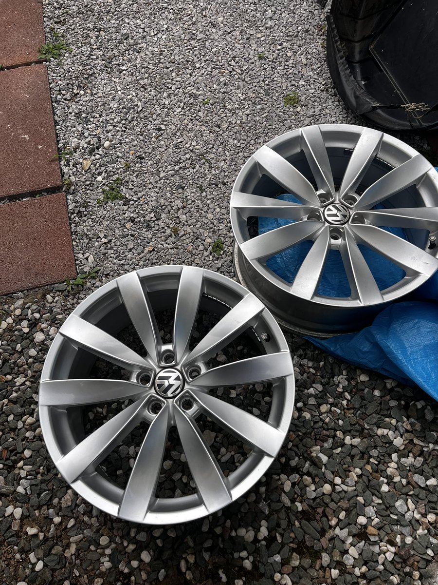 golf_scirocco's tweet photo. 同じホイール3セット持ってたのキモすぎる

WSP ITALY W457
ブラック18インチ
シルバー18インチ
シルバー19インチ https://t.co/QZPp7Jdpbi