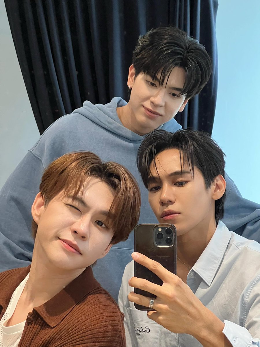 wishwasukhunpol's tweet photo. ป้าว่าใช่นะ ซ้ายบีเวอร์ ขวาพาย ตรงกลางนี่พี่เงินมั้ย

#bbverpj #ngernnn #pie_saran https://t.co/DWznb3NJxS