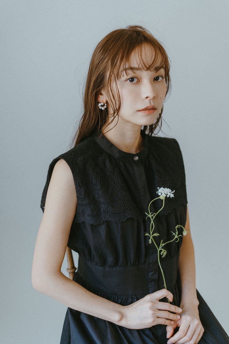 narumito1990's tweet photo. 春夏コレクションのAmélie embroidery dressを、6月19日(金)21:00よりオンラインストアにて在庫販売いたします！
胸元を飾る美しいレース刺繍が目を引く一着ですが、夏場にも涼しいコットン素材でずっと着ていたくなる着心地のドレスに仕上げました🌿 https://t.co/UbYOG8guDe