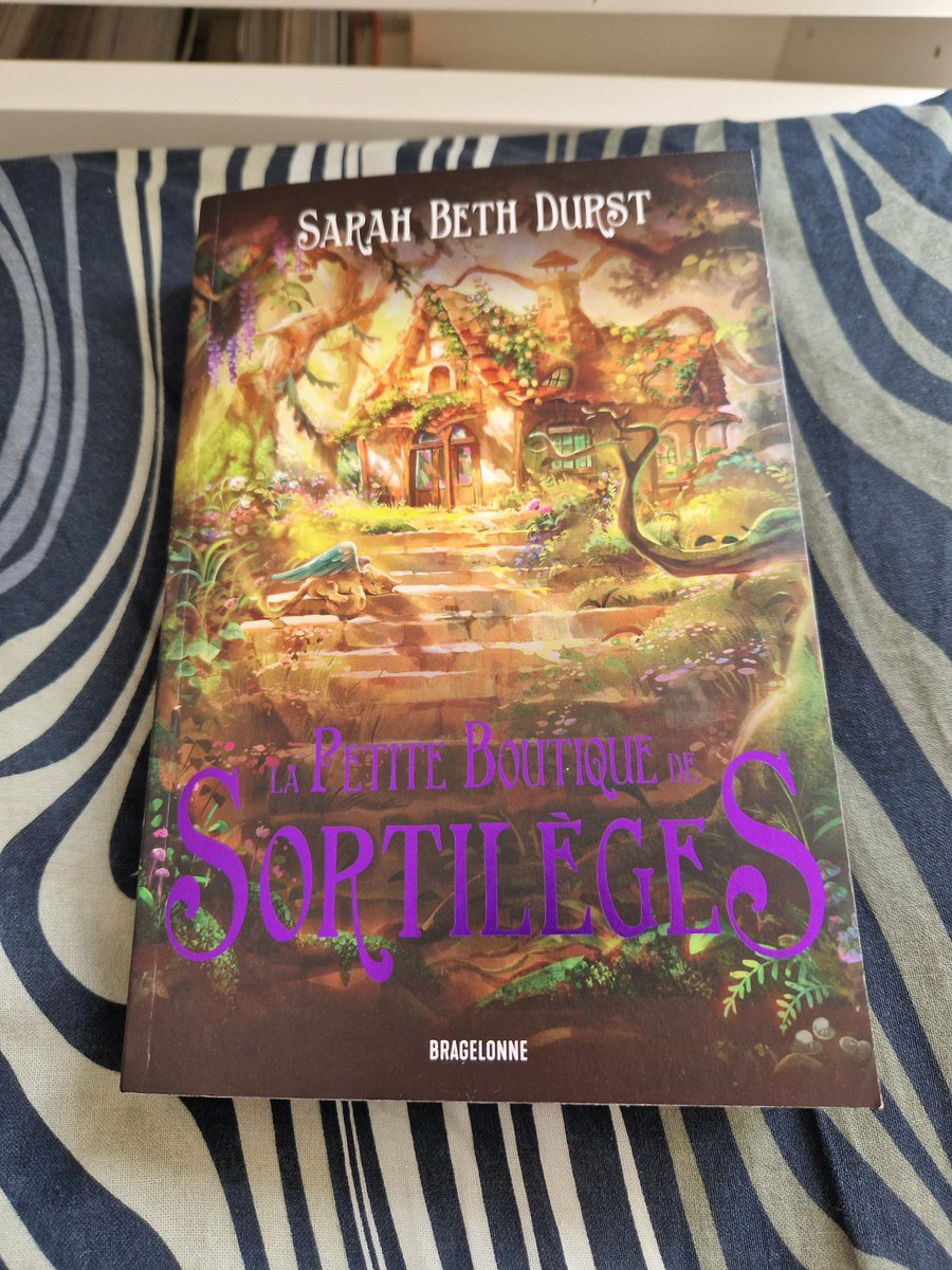 Geki46's tweet photo. La petite boutique de sortilèges - Sarah Beth Durst ✅️

C'est chaleureux, chill et plaisant à lire. 
Comme dit l'autrice, ce roman m'a fait "le même effet que boire du chocolat chaud"
#Fantasy #CosyFantasy https://t.co/XyX4L1YS71