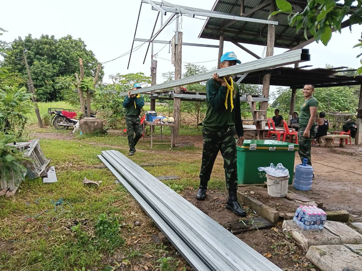Infantry3rd's tweet photo. >>>  สร้างบ้าน สร้างความสุขให้น้องคนเล็ก  <<<
กองพันทหารราบที่ 3 กรมทหารราบที่ 13 จัดกำลังพลชุดช่างจิตอาสาพระราชทาน เข้าปฏิบัติงานร่วมกับเทศบาลเมืองท่าบ่อ ดำเนินการก่อสร้างบ้านเรือนให้กับ พลทหาร ชัยชนะ กินะเริง ทหารใหม่ ผลัดที่ 1/69 https://t.co/ODbVh9LsIS