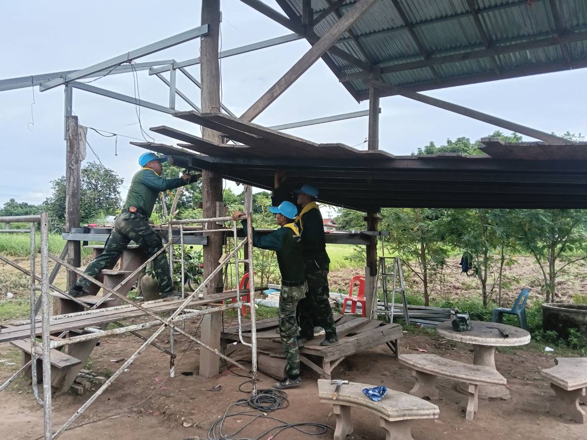 Infantry3rd's tweet photo. >>>  สร้างบ้าน สร้างความสุขให้น้องคนเล็ก  <<<
กองพันทหารราบที่ 3 กรมทหารราบที่ 13 จัดกำลังพลชุดช่างจิตอาสาพระราชทาน เข้าปฏิบัติงานร่วมกับเทศบาลเมืองท่าบ่อ ดำเนินการก่อสร้างบ้านเรือนให้กับ พลทหาร ชัยชนะ กินะเริง ทหารใหม่ ผลัดที่ 1/69 https://t.co/ODbVh9LsIS