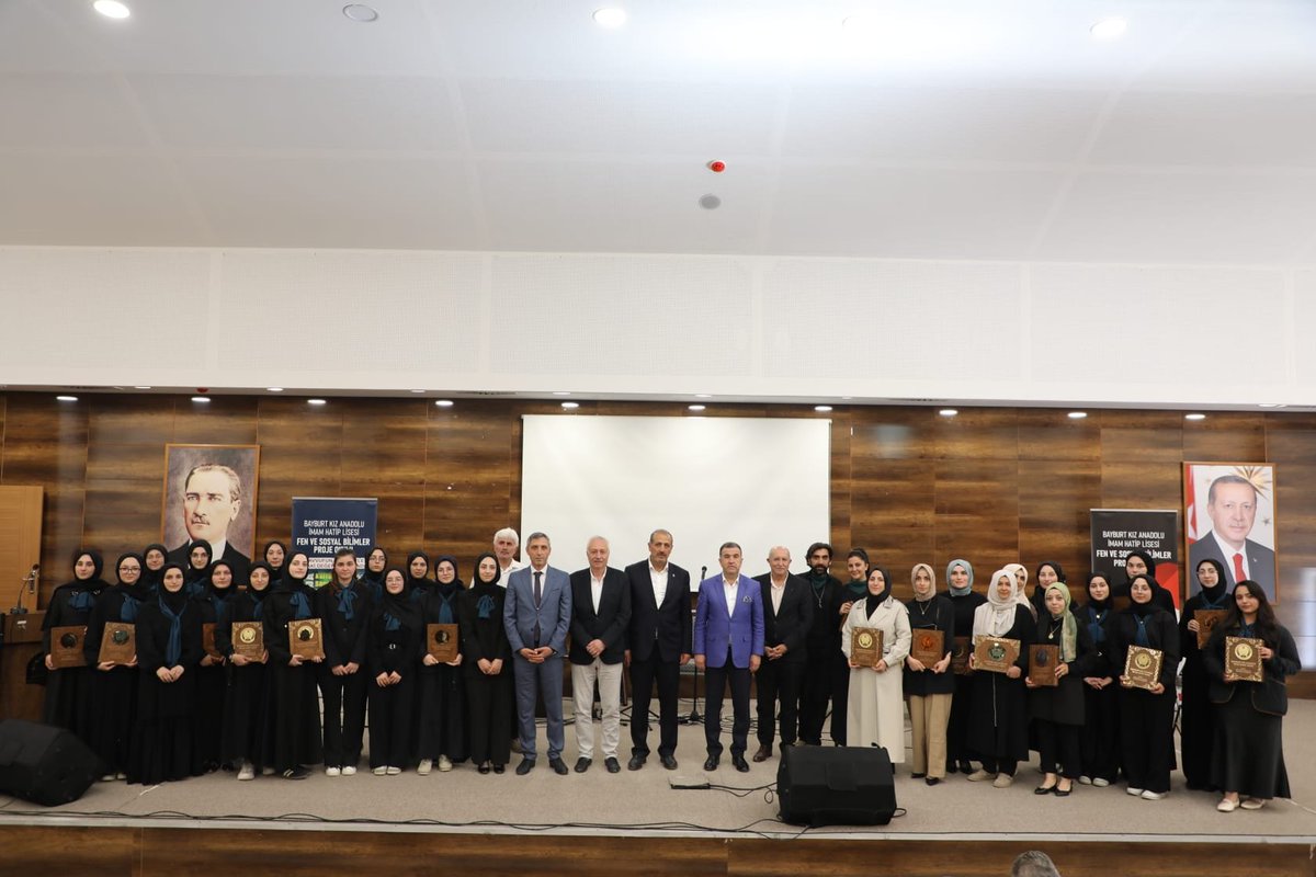 BayburtMem's tweet photo. 📚 Bayburt Kız Anadolu İmam Hatip Lisesi tarafından yürütülen SADA Projesi kapsamında düzenlenen yıl sonu programı Valimiz Sayın Mustafa Eldivan, Belediye Başkan Yardımcısı Nesimuttin Selçuk ve İl Millî Eğitim Müdürümüz Ömer Faruk Kahraman’ın katılımlarıyla gerçekleştirildi. https://t.co/5uvgZxKKhf