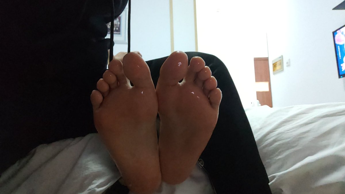 Ghost_QZ02's tweet photo. 45 码大脚直男，全身跟双脚都格外敏感，稍微触碰就弹起，最终弱点被发现折磨到不行，45码的双脚也在舌头跟手指的触碰下，笑声不断！#白袜 #直男 #白袜tk https://t.co/npd72XyZVJ