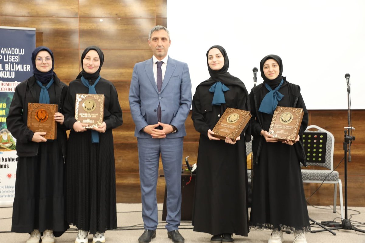 BayburtMem's tweet photo. 📚 Bayburt Kız Anadolu İmam Hatip Lisesi tarafından yürütülen SADA Projesi kapsamında düzenlenen yıl sonu programı Valimiz Sayın Mustafa Eldivan, Belediye Başkan Yardımcısı Nesimuttin Selçuk ve İl Millî Eğitim Müdürümüz Ömer Faruk Kahraman’ın katılımlarıyla gerçekleştirildi. https://t.co/5uvgZxKKhf
