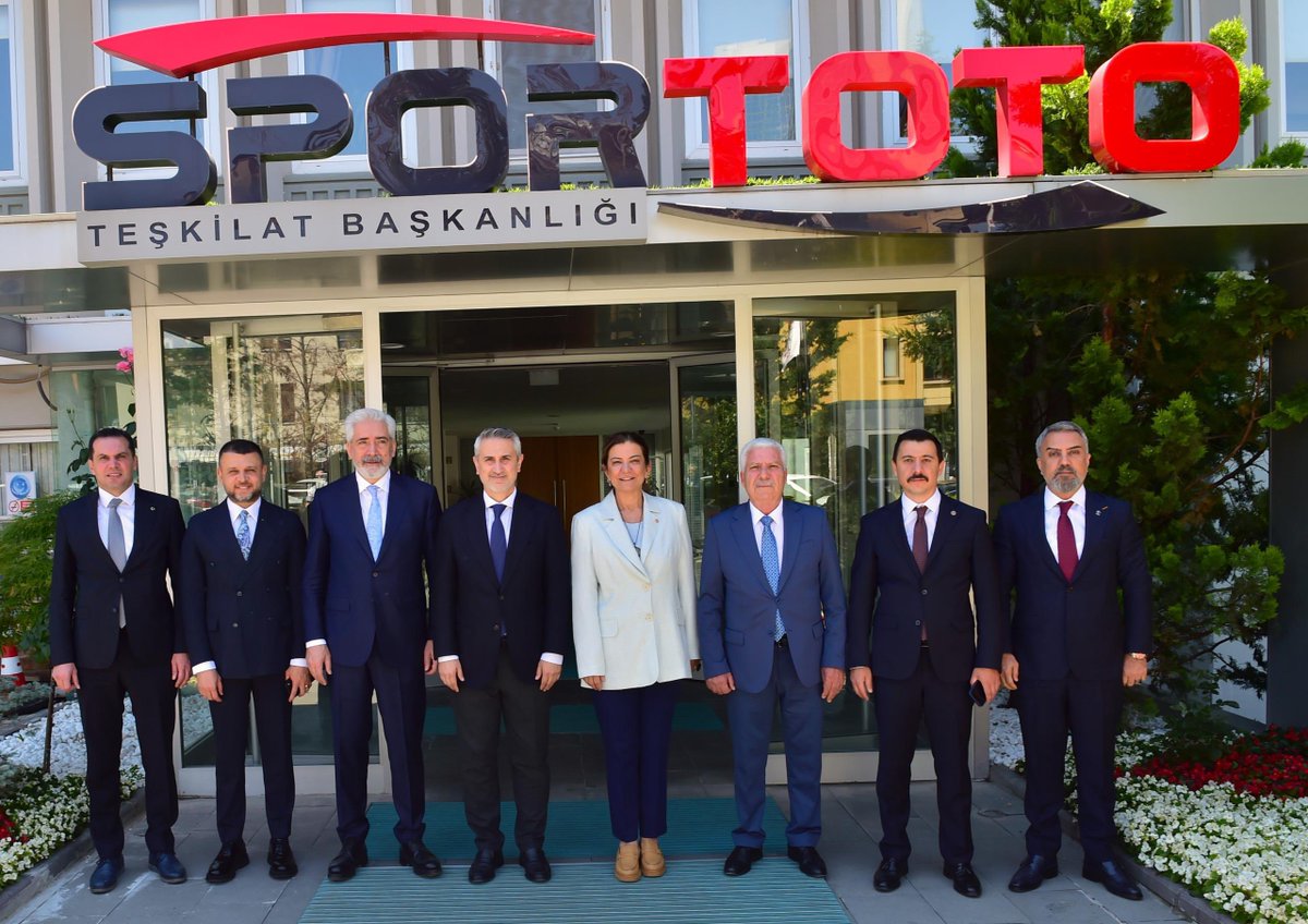 GalipEnsarioglu's tweet photo. Spor Toto Teşkilat Başkanımız Sn. Mehmet Ata Öztürk’ü; Milletvekilimiz Sn. Suna Kepolu Ataman, Gençlik ve Spor İl Müdürümüz Sn. Cenk Öztekin, Bağlar İlçe Başkanımız Sn. Ferit Avcıkıran, Çermik Belediye Başkanımız Sn. Şehmus Karamehmetoğlu, Eğil Belediye Başkanımız Sn. Fırat Seydaoğlu ve Kulp Kaymakamımız Sn. Burak Akeller ile birlikte ziyaret ettik.

Gençlik ve Spor Bakanımız Sayın Osman Aşkın Bak’a daha önce ilettiğimiz talepler doğrultusunda planlanan ve bugün yaptığımız ziyaretle birlikte protokolleri imzalanan:

📌 Bağlar: Salonlu Gençlik Merkezi
📌 Dicle: Yarı Olimpik Yüzme Havuzu
📌 Çınar: 10 Adet Sentetik Çim Yüzeyli Futbol Sahası
📌 Kulp: Sentetik Çim Yüzeyli Futbol Sahası Bakım Onarımı
📌 Eğil: 3 Adet Sentetik Çim Yüzeyli Futbol Sahası
📌 Çermik: 4 Adet Sentetik Çim Yüzeyli Futbol Sahası

Yatırımlarımız şehrimize ve tüm hemşerilerimize hayırlı olsun.

Diyarbakır’ımızın gençliğine ve projelerimize vermiş oldukları desteklerden dolayı başta Cumhurbaşkanımız Sayın Recep Tayyip Erdoğan olmak üzere, Gençlik ve Spor Bakanımız Sayın Osman Aşkın Bak’a ve Spor Toto Teşkilat Başkanımız Sayın Mehmet Ata Öztürk’e şükranlarımı sunuyorum.