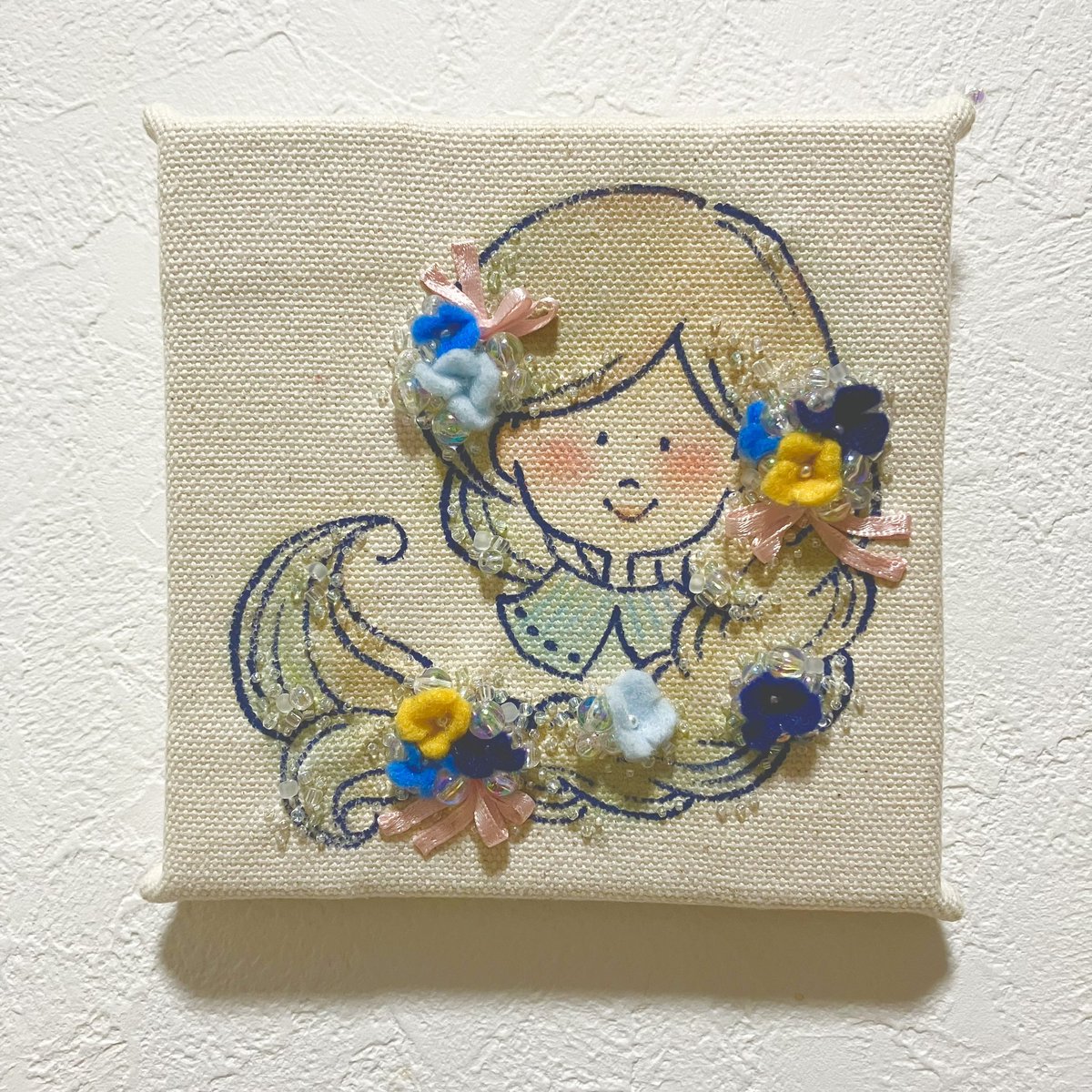 PAPARACOT's tweet photo. たまにはコースターじゃない投稿もしとこ♫

フェルトの花とリボンとキラキラビーズ✨ https://t.co/zR4ohOfT8A