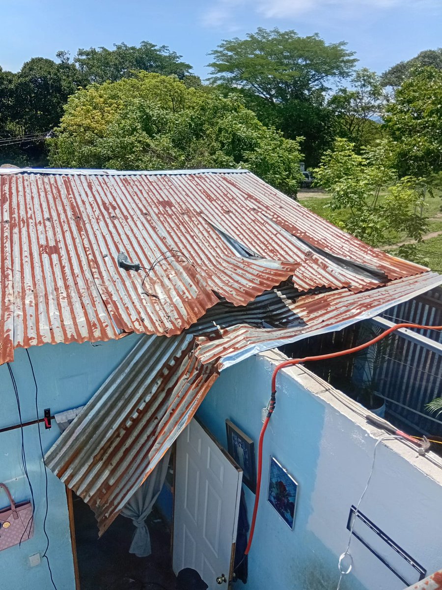 ConredGuatemala's tweet photo. #BajaVerapaz A través de la #UGAM se coordinó la Evaluación de Daños y Análisis de Necesidades (EDAN) en vivienda afectada por fuertes vientos registrados en colonia Chicustin, Cubulco, Baja Verapaz.
Fotografías: Sistema CONRED. https://t.co/RPiZZSltsv