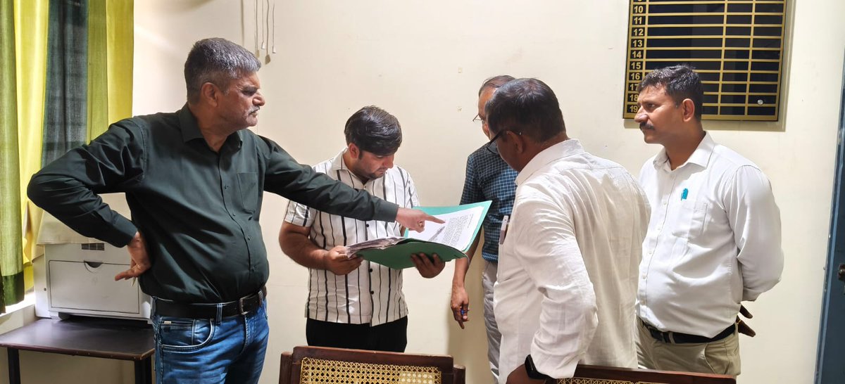 CdoShamli's tweet photo. दिनांक 15-06-2026 को मुख्य पशु  चिकित्साधिकारी कार्यालय का औचक निरीक्षण किया गया। निरीक्षण में अनुपस्थित पाए गए अधिकारियों/कर्मचारियों का उक्त दिवस का वेतन बाधित किये जाने के निर्देश दिए गए। https://t.co/N5cw3ezorL