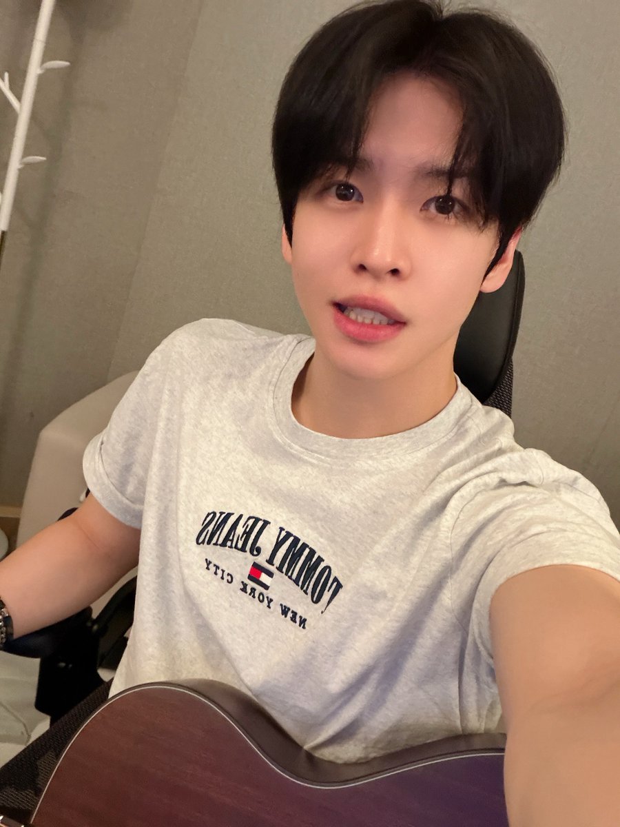 0426ma_'s tweet photo. 기타러니 너무멋져~~ https://t.co/oM7semKtQL
