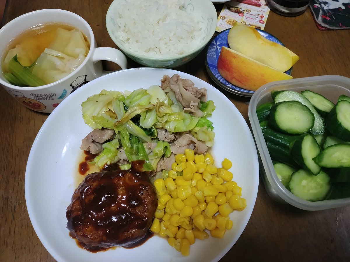 tidepool_miso's tweet photo. 今日のめし
朝、蓬莱の肉まん、フルーツ
夜、野菜肉炒め、チーズインハンバーグ、糠漬、ワンタンスープ、ごはん、りんご
蓬莱の肉まんが30%引きで買えたので朝めしに出す。山パンの肉まんに飽きて食べなかった次女もこれはうまいと食べてた。酢醤油につけて食うのがお気に入り。
#今日のめし
#夜勤めし https://t.co/5azzAUomGa