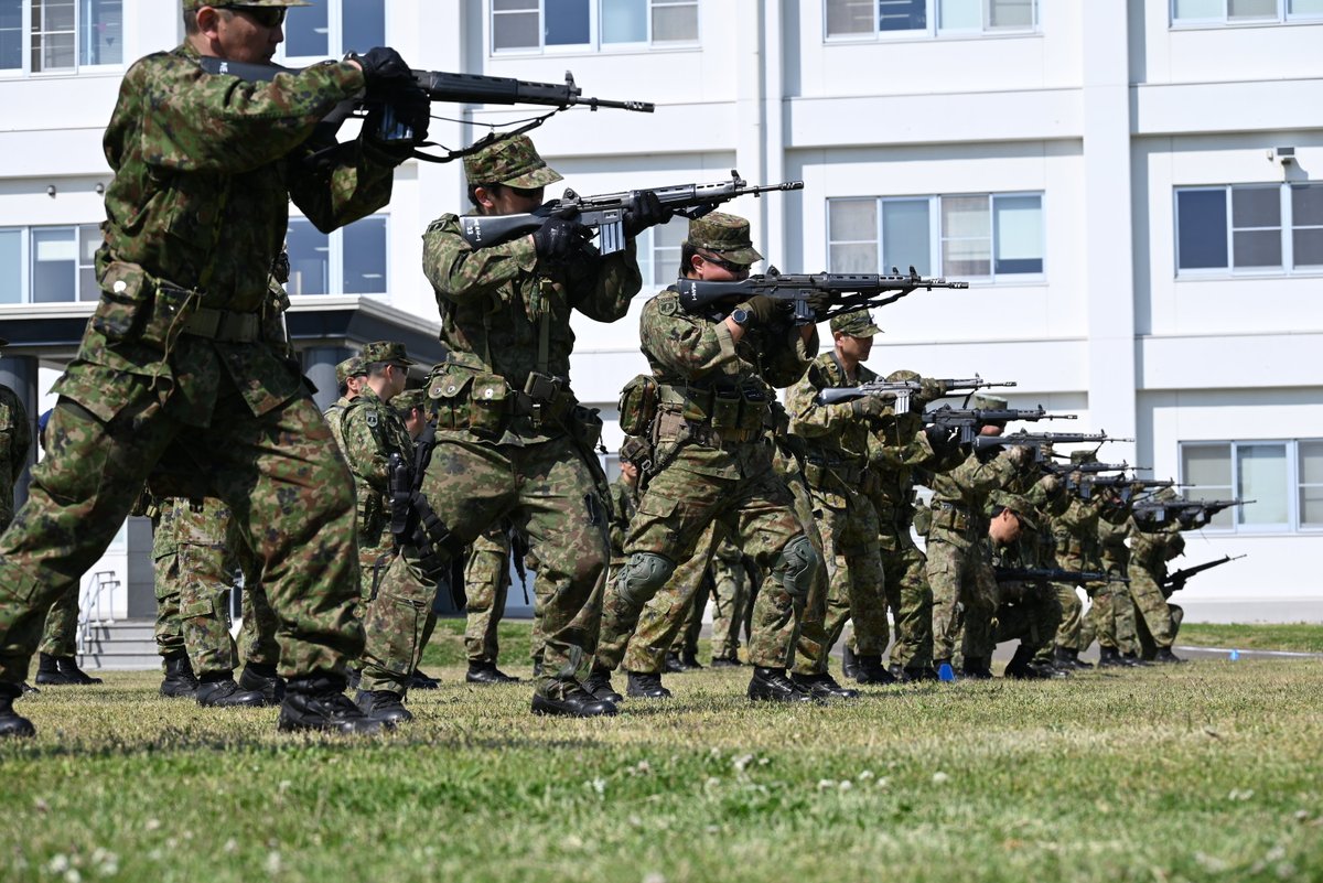 camp_kasuminome's tweet photo. #東北方面航空隊 は、戦闘教練を行いました❗
各種状況を想定して戦闘要領の確認や部隊行動の #練成 を行い、隊員一人ひとりが高い #集中力 と #向上心 を保持し、訓練に取り組みました❗

#自衛隊　#航空隊　#霞目　#駐屯地 https://t.co/2KIQXZjvl7