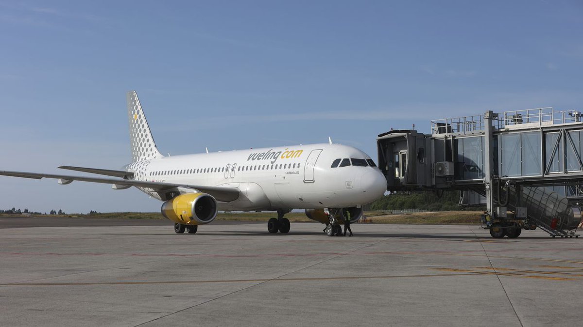 vozdesantiago's tweet photo. 🛩 @vueling lanza vuelos desde #Compostela a partir de 17 euros: estos son los destinos https://t.co/HzNCAv6KnC