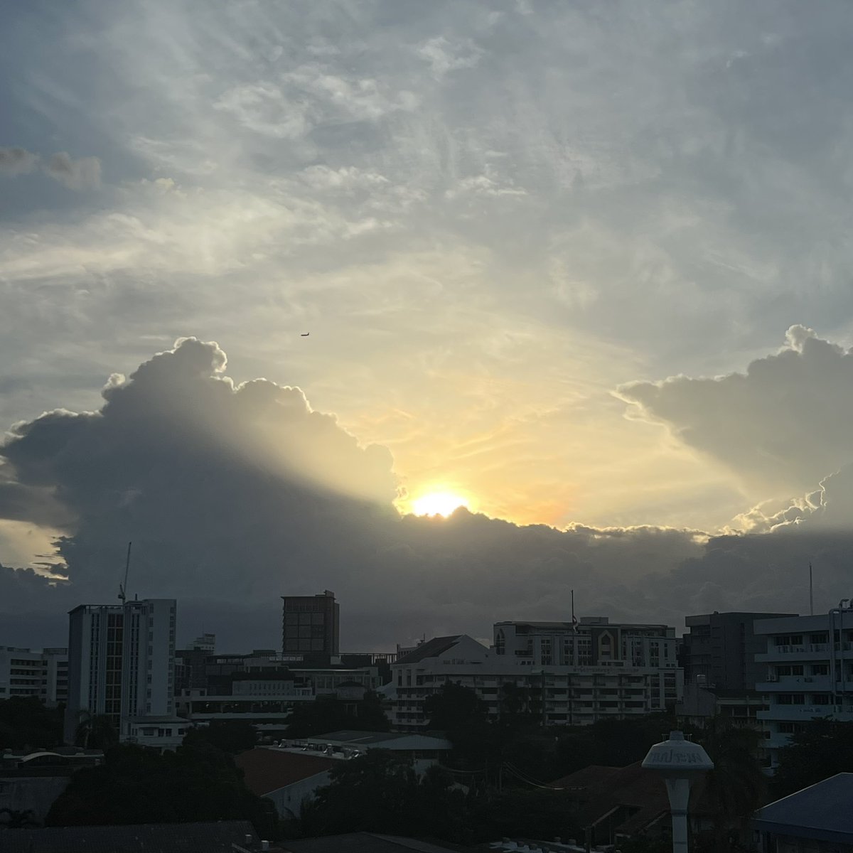 littlegeejee's tweet photo. At the end of the day, I’ve got sunset 🌆 

@MrVop 
#สถานีมอเกษตร https://t.co/rVkvz8jGJp