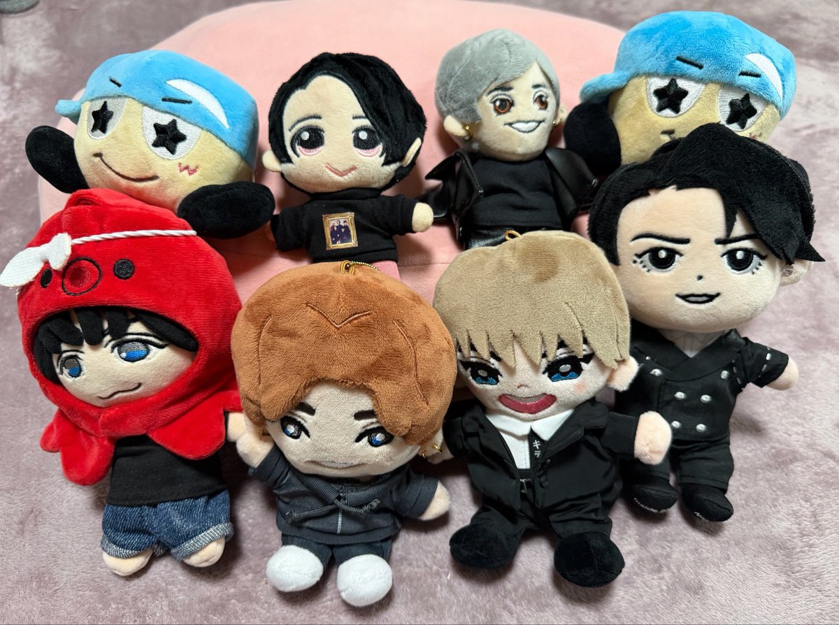 hyphenkun_k's tweet photo. 今回の遠征で諸事情により、じゅったんと戸塚さんは別便で帰って来てもらい、久々に勢揃いしたので📸
あっ…あれ？あれれ？
じゅったん、お友だち連れてきた！？

はい！本日から我が家のteam Blueに仲間入りしました、大光くんです🩵
流星はお土産を早速被ってくれました🐙 https://t.co/uYmA7HuDGl