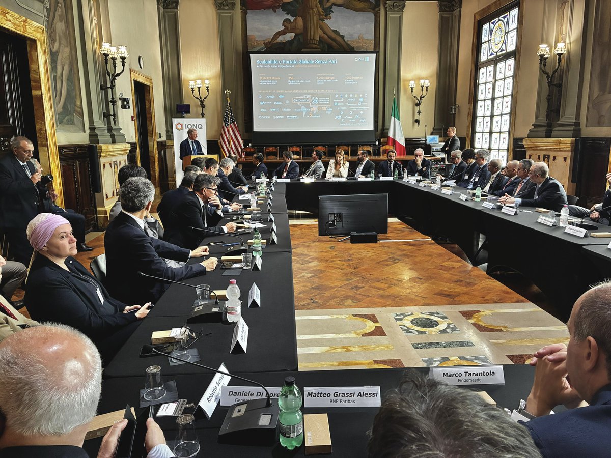 adolfo_urso's tweet photo. Il ritardo europeo nel #quantum non riguarda gli investimenti pubblici. L’Europa ha investito oltre 11 miliardi di euro nelle tecnologie quantistiche negli ultimi cinque anni, più degli Stati Uniti sul fronte del finanziamento pubblico. Tuttavia, resta un gap da colmare negli investimenti privati: oggi gli #USA attraggono il 44% degli investimenti globali nel quantum, oltre tre volte e mezzo il 12% europeo, e detengono il 23% dei brevetti mondiali, quasi quattro volte il 6% dell’Europa.

È in questo quadro che si inserisce l’investimento di IonQ in Italia, approfondito qualche mese fa durante la mia ultima missione a Washington, nel confronto con i vertici dell’azienda statunitense. Una scelta che punta su Roma e sul Mezzogiorno in una delle tecnologie più strategiche per il futuro dell’industria.

L’Italia vuole essere protagonista di questo percorso. Per questo abbiamo dotato il nostro Paese di una Strategia nazionale per le tecnologie quantistiche, contribuito all’avvio dell’IPCEI sul quantum e accompagnato IonQ attraverso il CAIE e le strutture del @mimit_gov dedicate all’attrazione degli investimenti esteri. Con le sue competenze, le sue università e tre tra i più potenti supercalcolatori al mondo, il nostro Paese può contribuire al Rinascimento quantistico europeo.

È quanto ho affermato intervenendo all’evento promosso da @IonQ_Inc presso l’Ambasciata degli Stati Uniti a Roma, dedicato alle prospettive delle tecnologie quantistiche e agli investimenti dell’azienda in Italia.