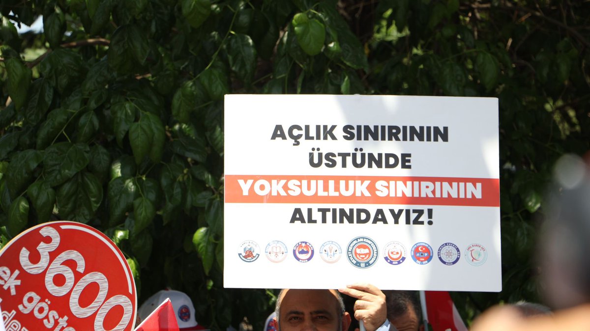 osmkya06's tweet photo. 3600 Ek Gösterge Artık Daha Fazla Bekletilmemelidir!

Bugün gerçekleştirdiğimiz basın açıklamasıyla, kamu çalışanlarının yıllardır haklı olarak beklediği 3600 Ek Gösterge düzenlemesinin tüm hak sahiplerini kapsayacak şekilde hayata geçirilmesi talebimizi bir kez daha güçlü şekilde dile getirdik.

Adalet, eşitlik ve hakkaniyet ilkeleri doğrultusunda; emek veren, ülkesine hizmet eden kamu çalışanlarının mağduriyetleri giderilmeli, verilen sözler eksiksiz yerine getirilmelidir.

3600 Ek Gösterge bir ayrıcalık değil, hak edilmiş bir kazanımdır.