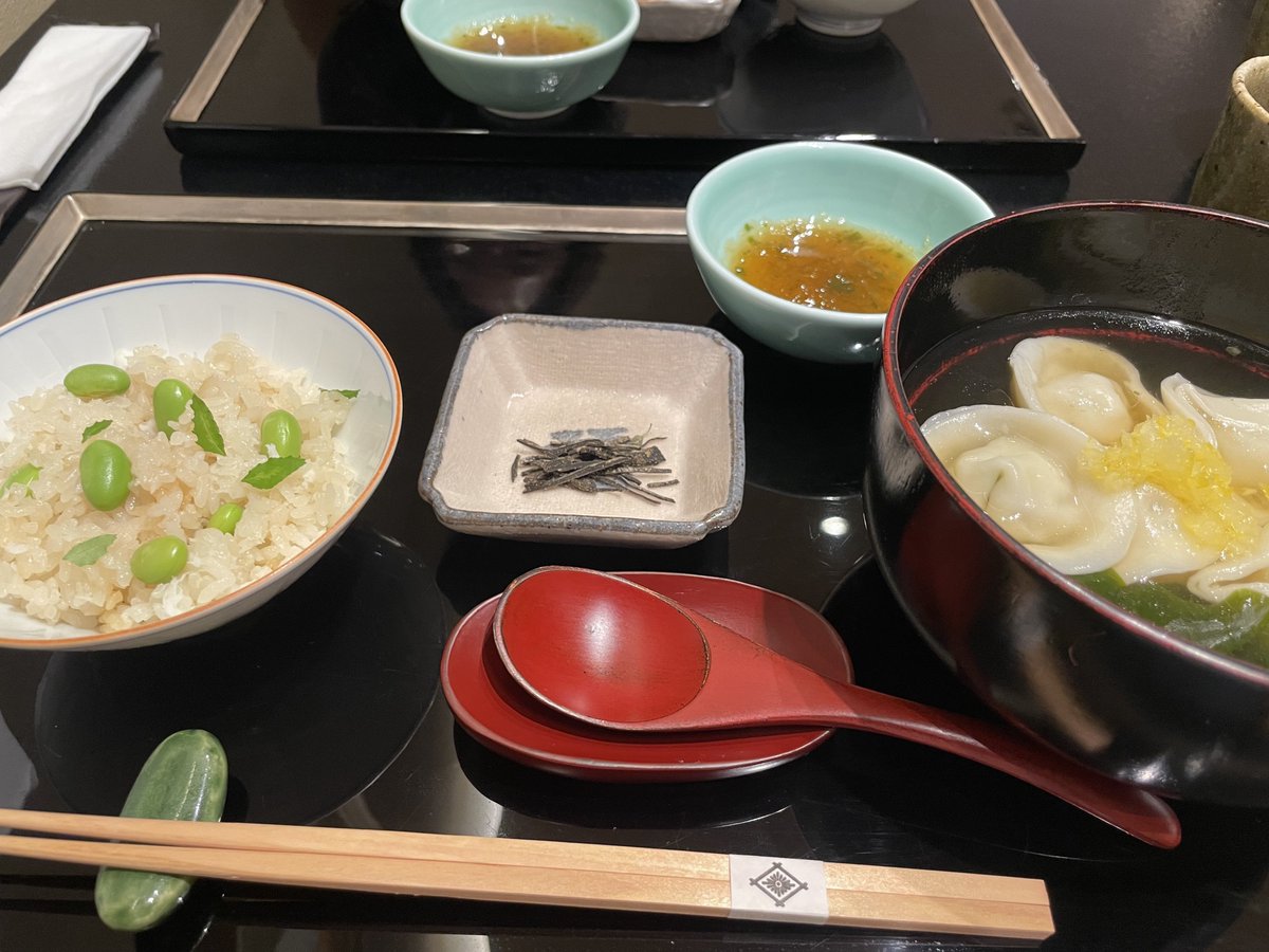 ashi5432's tweet photo. 滞在5時間の京都遠足
本日のお昼ごはん

高島屋3階にある
菊乃井 無碍山房 高島屋店で
「ゆず餃子ランチ」

かさぎやで食べすぎた胃が
最高に癒された
めっちゃ美味しかった https://t.co/ro4YID2P5h