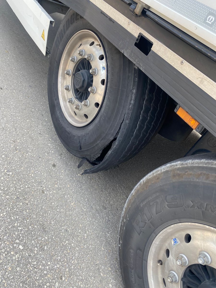 SerhatMut26's tweet photo. Daha da @BridgestoneTR lastik satın almam ve çevreme de aldırmam! Dünya kadar para verdiğimiz lastikler 6-7 ayda bu hale gelecekse kapatın gitsin yapmayın bu işi.! Önceden bir kalitesi güveni vardı. https://t.co/ghAzVTjxsd