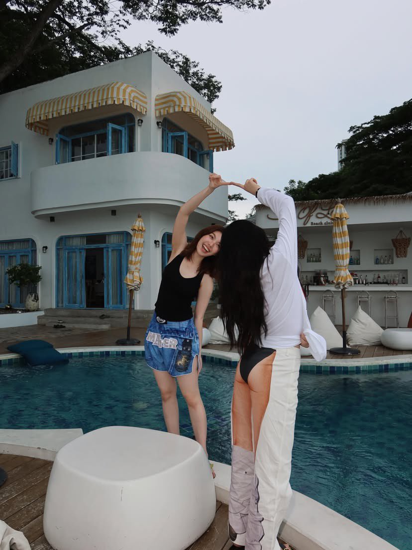Minebaejuu's tweet photo. กุจะโฟกัสโมเม้นหลิงออมอยู่ด้วยกัน หรือกางเกงพี่หลิงก่อนดี อห.ชุดวันหย่ายังไม่เคลียร์ กุเจอบิกินี่อันนี้ กุเดรสสสสสส เสียเส้น5555555555555555555555 https://t.co/bbMHbxYLJw