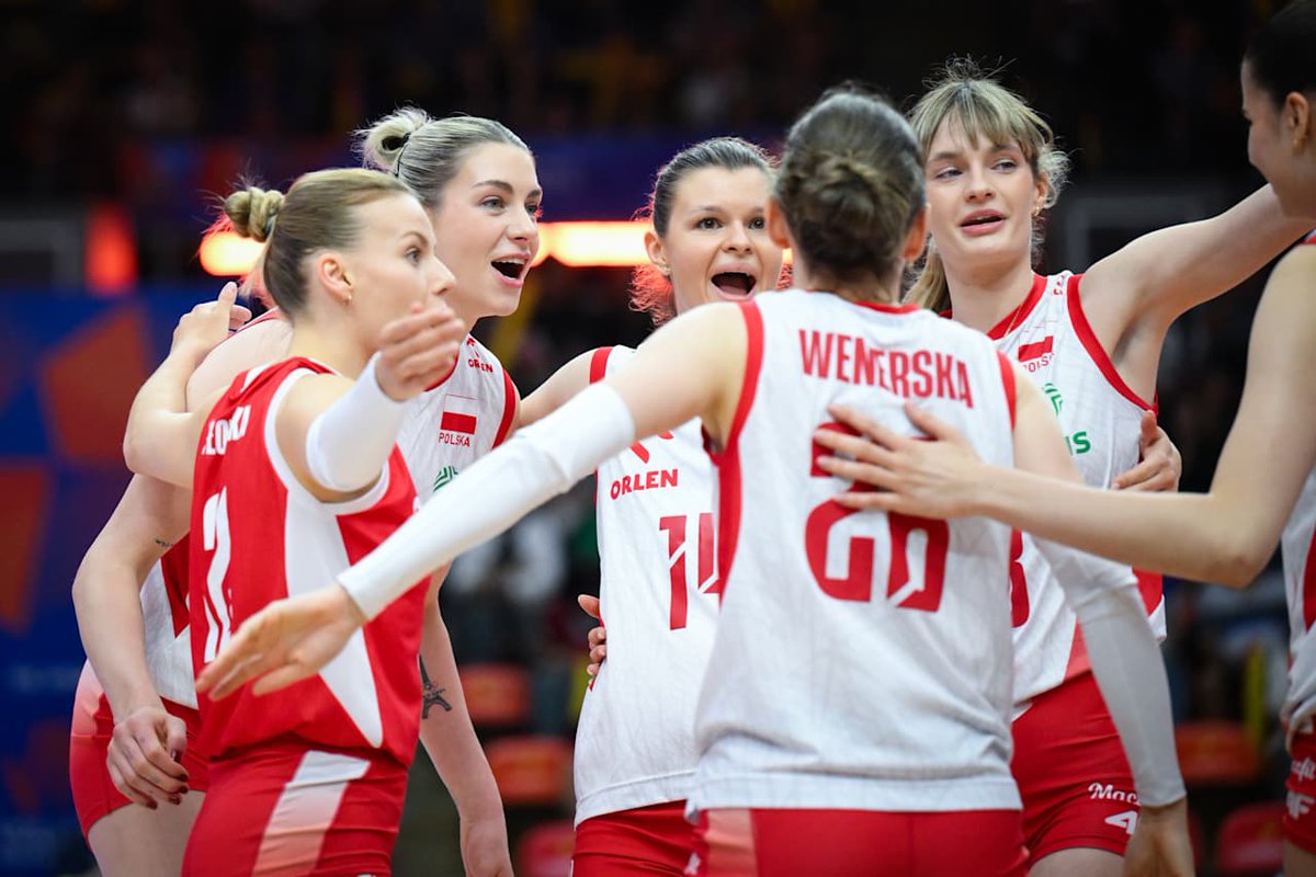 Jakub110Jakub's tweet photo. ❗️ KOLEJNE ZWYCIĘSTWO! ✅️

Podopieczne Stefano Lavariniego wygrywają właśnie w trzech setach z reprezentacją Bułgarii, notując kolejne zwycięstwo w tegorocznej edycji siatkarskiej Ligi Narodów. ⚪️🔴

MAJA KOPUT - ŚWIAT DOMINACJA. 

Fantastyczne zawody w wykonaniu utalentowanej środkowej reprezentacji Polski. ⚪️🔴

PS: Ta końcówka trzeciego seta, oby jak najmniej takich sytuacji w kolejnych meczach...

Foto: Volleyball World 
#jazdababy