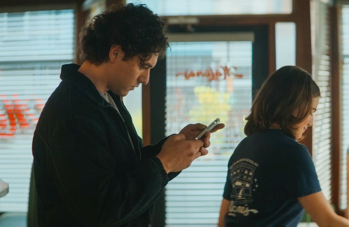 slh_keeper's tweet photo. Another parallel I hadn't noticed before 💡
Hannah and Allie calmly give their phones to Garrett and Dean, despite only knowing them for a couple of days (or even less) https://t.co/kTdmpK6KX7