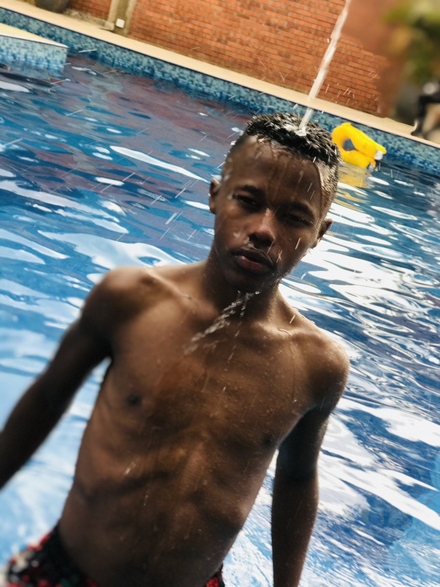 SmangalisoMbili's tweet photo. Just a reminder: it takes time to learn and work with your body. These photos are 5 years apart. The gym became part of my life, not the defining feature of it.

If you’re thinking about starting, just start. Stay consistent, be patient with yourself, and ask for help if needs be https://t.co/ZU5fFLBMRJ