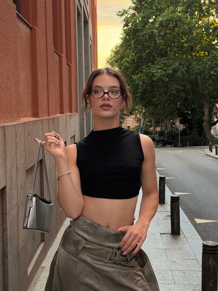 esinbahatpics's tweet photo. she's the definition "aesthetic girl" https://t.co/ZNOByB6zEp